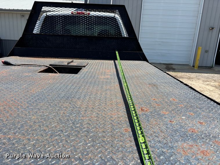 image for item ER3040 2004 Chevrolet Silverado 3500 Ext. Cab flatbed pickup truck