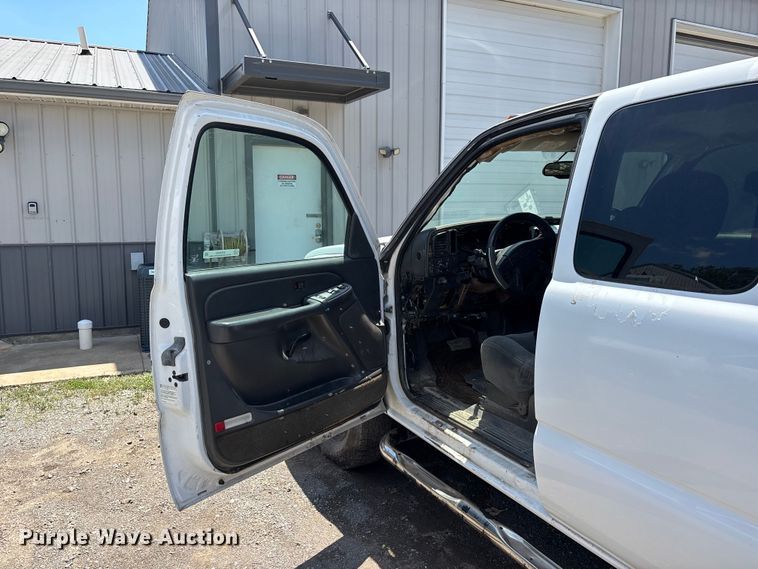 image for item ER3040 2004 Chevrolet Silverado 3500 Ext. Cab flatbed pickup truck