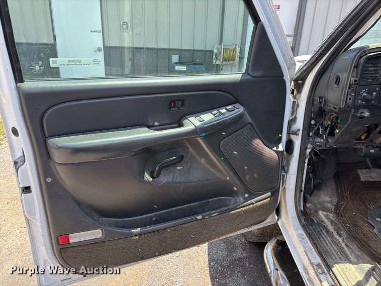 image for item ER3040 2004 Chevrolet Silverado 3500 Ext. Cab flatbed pickup truck