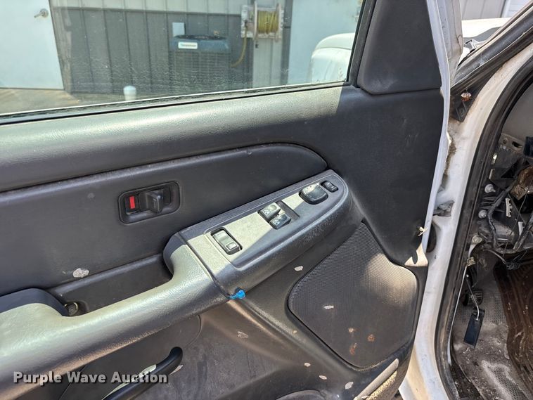 image for item ER3040 2004 Chevrolet Silverado 3500 Ext. Cab flatbed pickup truck