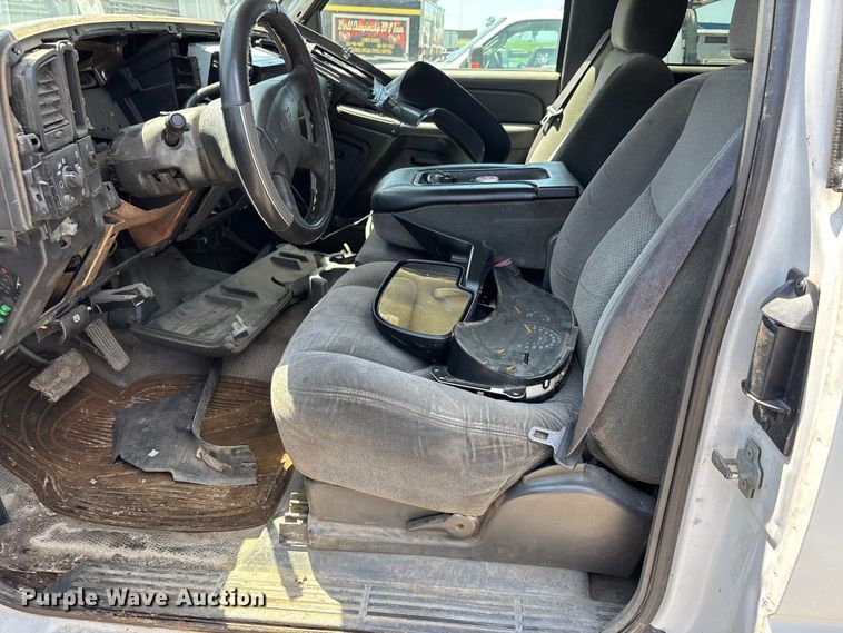 image for item ER3040 2004 Chevrolet Silverado 3500 Ext. Cab flatbed pickup truck