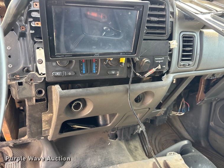 image for item ER3040 2004 Chevrolet Silverado 3500 Ext. Cab flatbed pickup truck