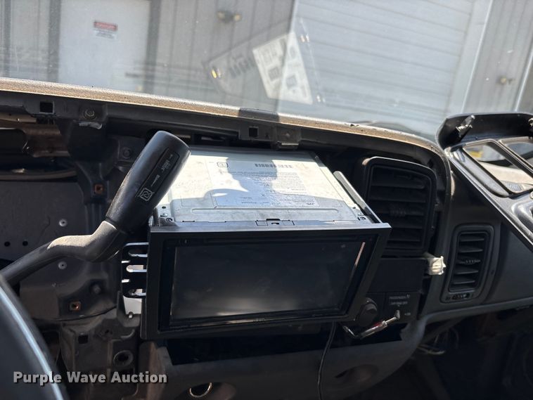 image for item ER3040 2004 Chevrolet Silverado 3500 Ext. Cab flatbed pickup truck