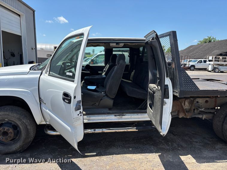 image for item ER3040 2004 Chevrolet Silverado 3500 Ext. Cab flatbed pickup truck
