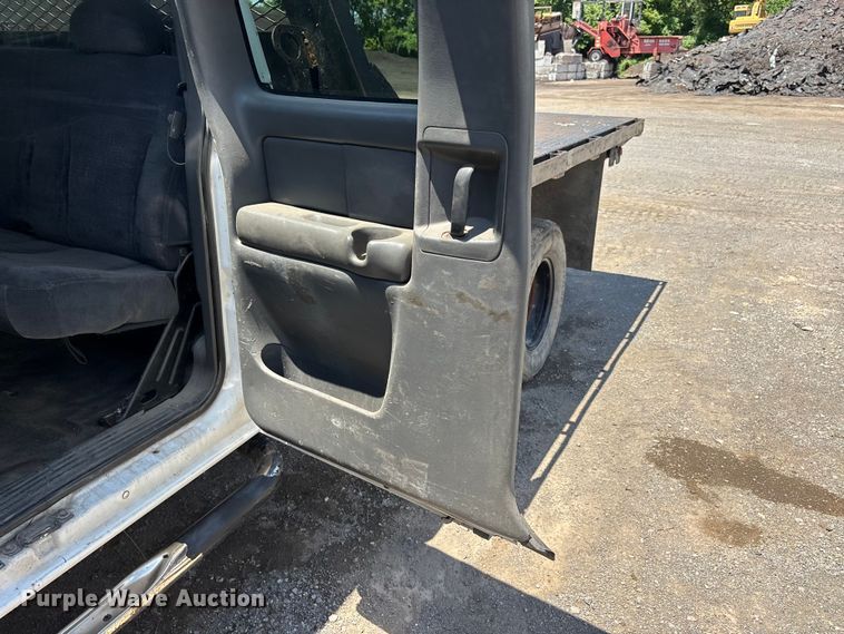 image for item ER3040 2004 Chevrolet Silverado 3500 Ext. Cab flatbed pickup truck