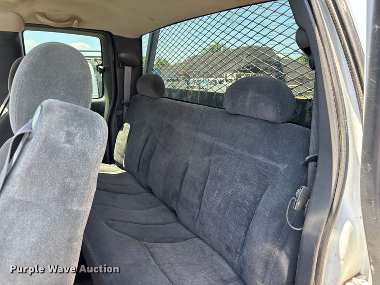 image for item ER3040 2004 Chevrolet Silverado 3500 Ext. Cab flatbed pickup truck