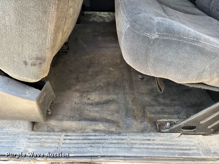 image for item ER3040 2004 Chevrolet Silverado 3500 Ext. Cab flatbed pickup truck