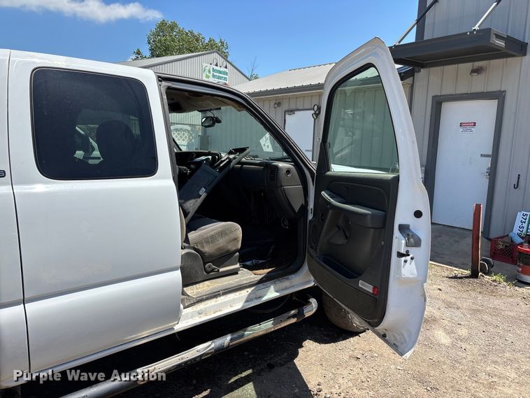 image for item ER3040 2004 Chevrolet Silverado 3500 Ext. Cab flatbed pickup truck