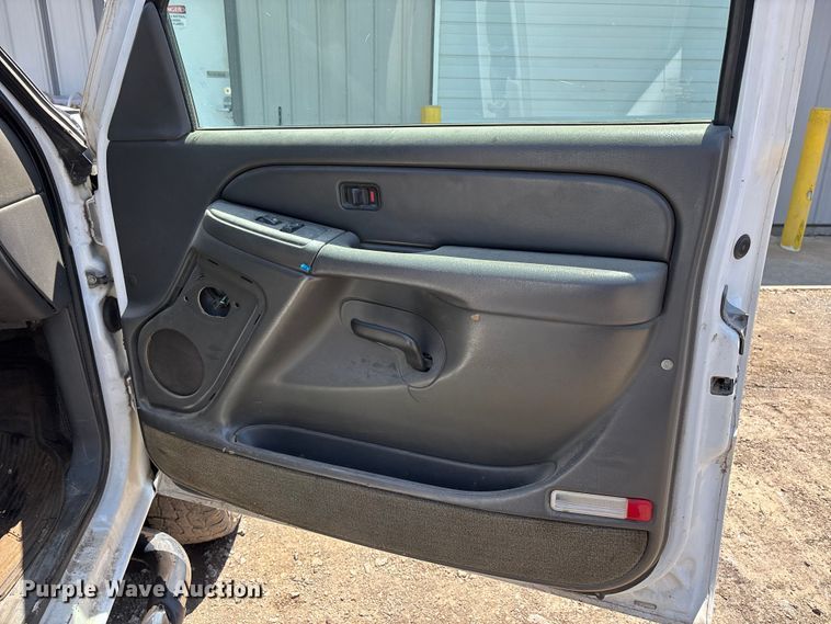 image for item ER3040 2004 Chevrolet Silverado 3500 Ext. Cab flatbed pickup truck