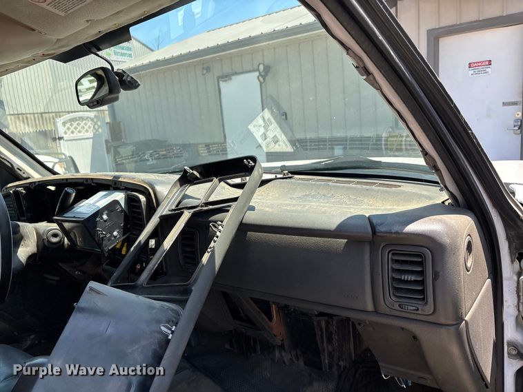 image for item ER3040 2004 Chevrolet Silverado 3500 Ext. Cab flatbed pickup truck