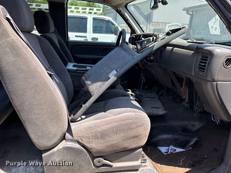 image for item ER3040 2004 Chevrolet Silverado 3500 Ext. Cab flatbed pickup truck