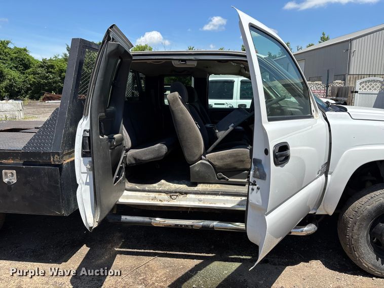 image for item ER3040 2004 Chevrolet Silverado 3500 Ext. Cab flatbed pickup truck
