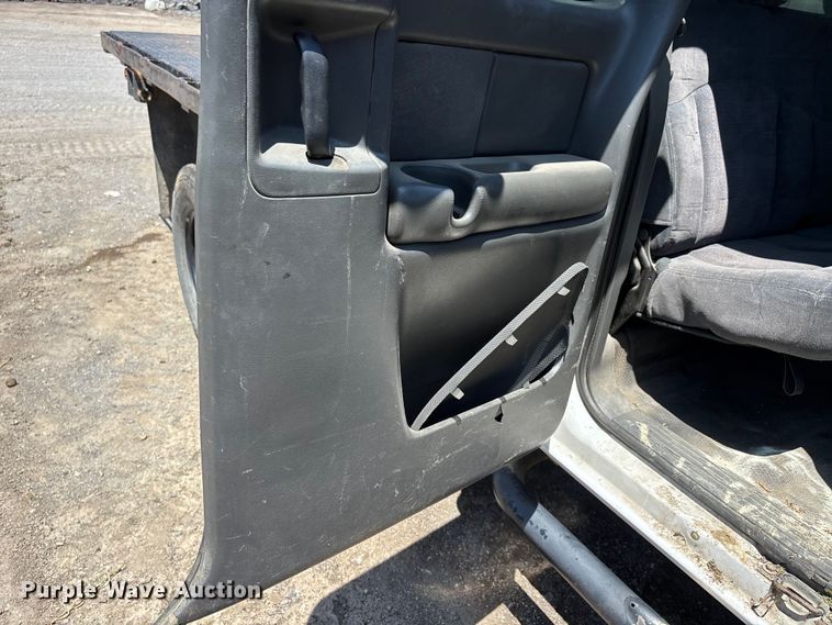 image for item ER3040 2004 Chevrolet Silverado 3500 Ext. Cab flatbed pickup truck