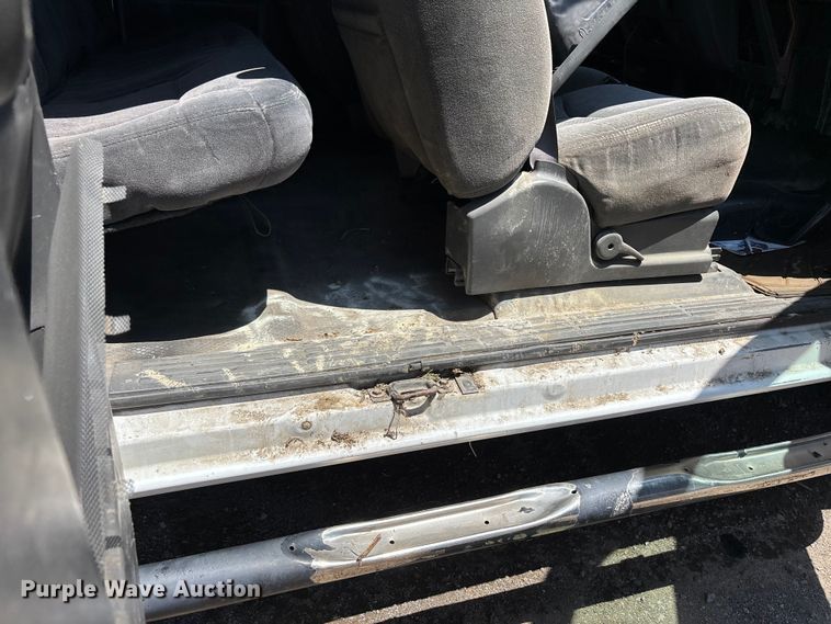 image for item ER3040 2004 Chevrolet Silverado 3500 Ext. Cab flatbed pickup truck