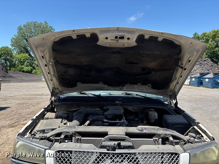 image for item ER3040 2004 Chevrolet Silverado 3500 Ext. Cab flatbed pickup truck