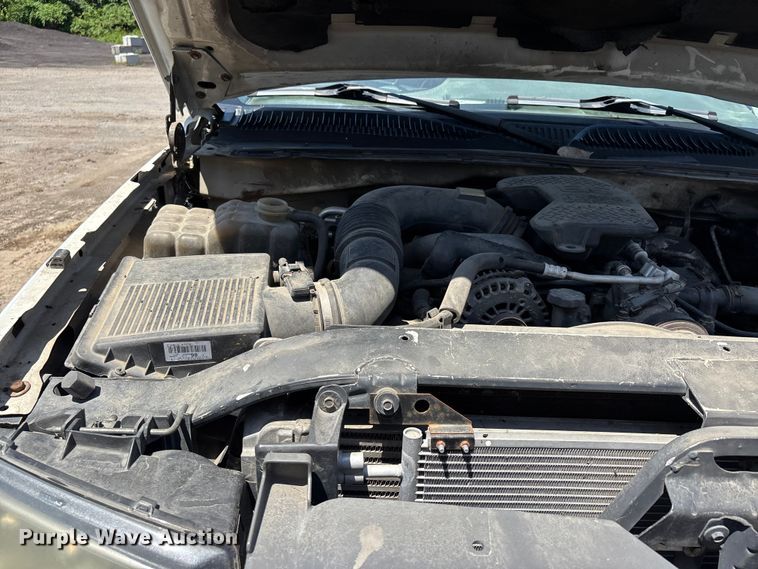 image for item ER3040 2004 Chevrolet Silverado 3500 Ext. Cab flatbed pickup truck