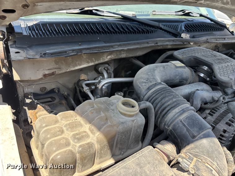 image for item ER3040 2004 Chevrolet Silverado 3500 Ext. Cab flatbed pickup truck