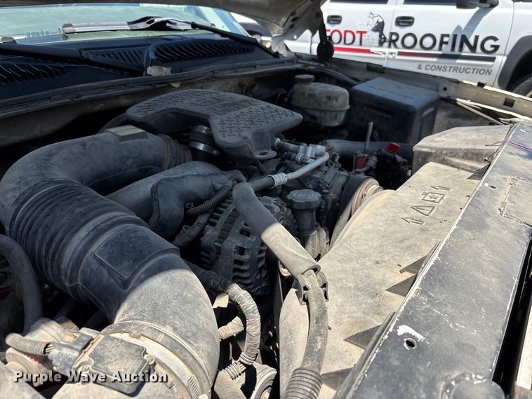 image for item ER3040 2004 Chevrolet Silverado 3500 Ext. Cab flatbed pickup truck