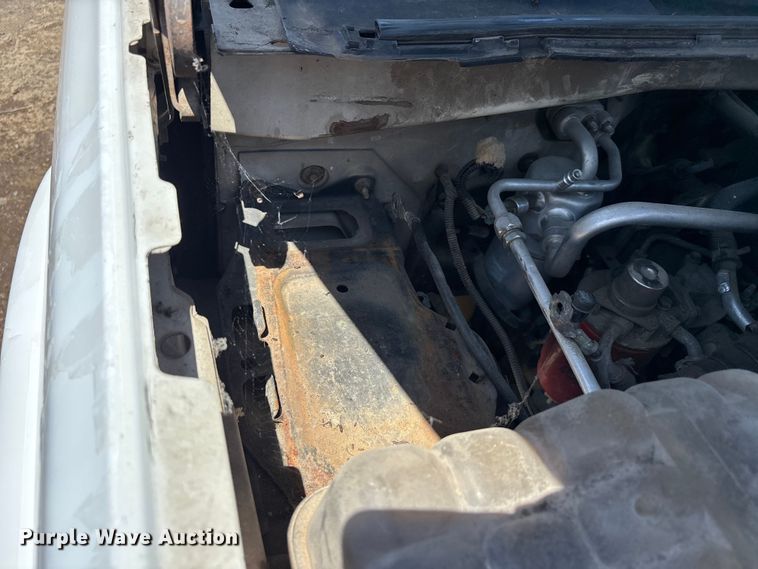 image for item ER3040 2004 Chevrolet Silverado 3500 Ext. Cab flatbed pickup truck