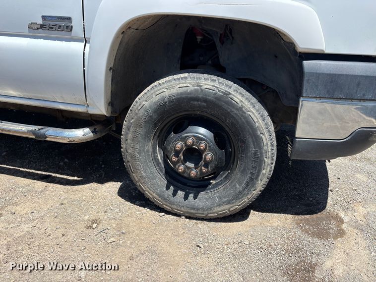 image for item ER3040 2004 Chevrolet Silverado 3500 Ext. Cab flatbed pickup truck
