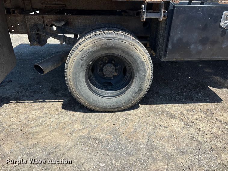 image for item ER3040 2004 Chevrolet Silverado 3500 Ext. Cab flatbed pickup truck