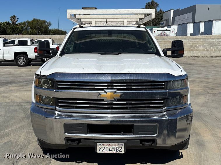 image for item ER7605 2016 Chevrolet Silverado 2500HD Crew Cab flatbed pickup truck