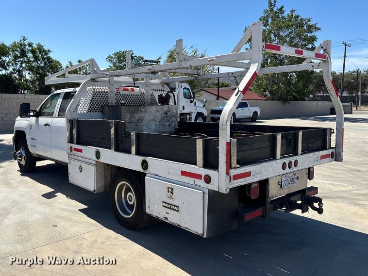 image for item ER7605 2016 Chevrolet Silverado 2500HD Crew Cab flatbed pickup truck