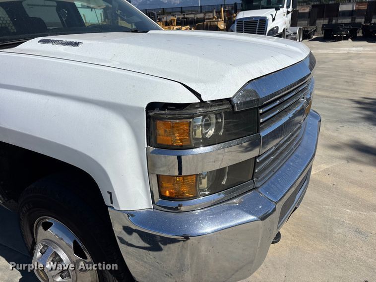 image for item ER7605 2016 Chevrolet Silverado 2500HD Crew Cab flatbed pickup truck