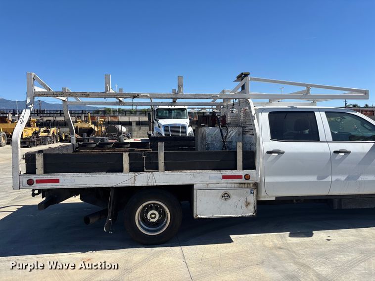 image for item ER7605 2016 Chevrolet Silverado 2500HD Crew Cab flatbed pickup truck