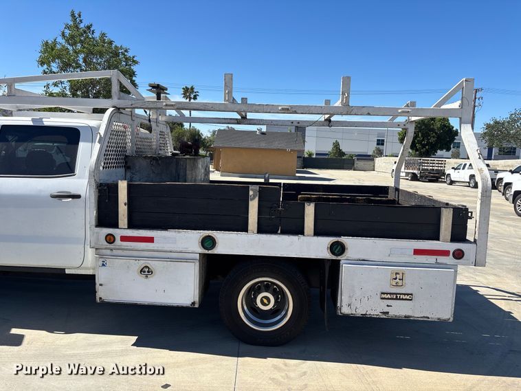image for item ER7605 2016 Chevrolet Silverado 2500HD Crew Cab flatbed pickup truck