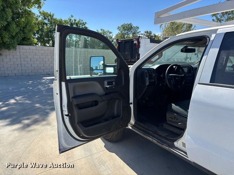 image for item ER7605 2016 Chevrolet Silverado 2500HD Crew Cab flatbed pickup truck