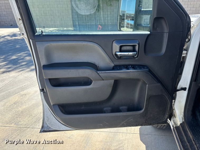 image for item ER7605 2016 Chevrolet Silverado 2500HD Crew Cab flatbed pickup truck