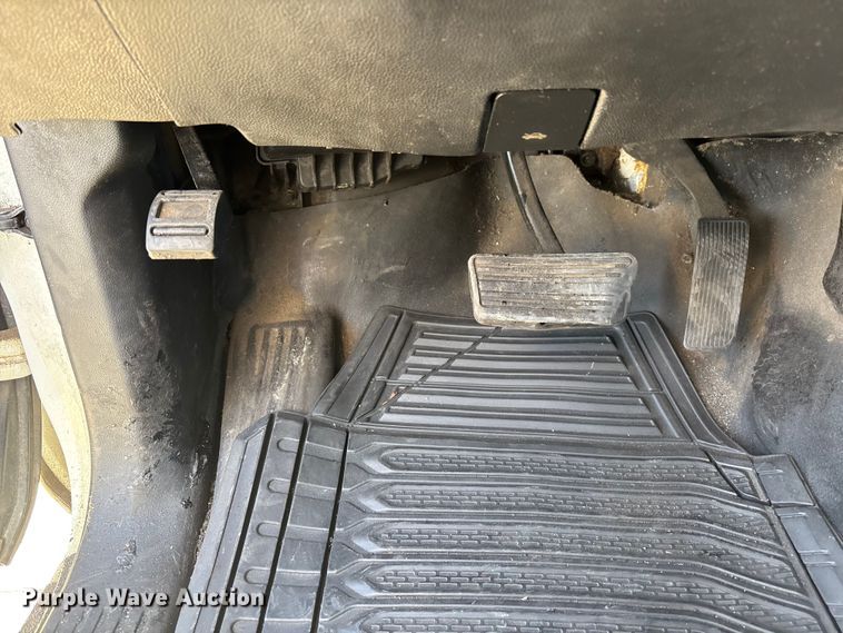 image for item ER7605 2016 Chevrolet Silverado 2500HD Crew Cab flatbed pickup truck