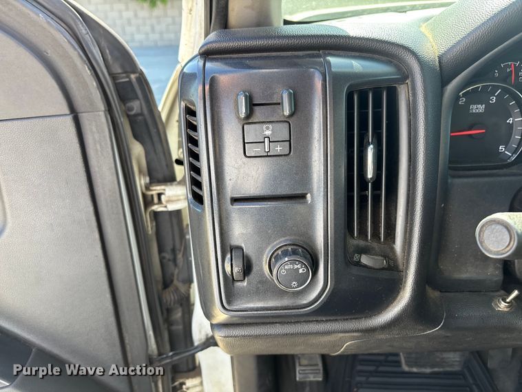 image for item ER7605 2016 Chevrolet Silverado 2500HD Crew Cab flatbed pickup truck