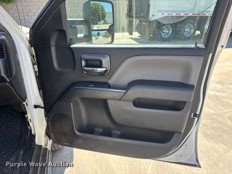 image for item ER7605 2016 Chevrolet Silverado 2500HD Crew Cab flatbed pickup truck