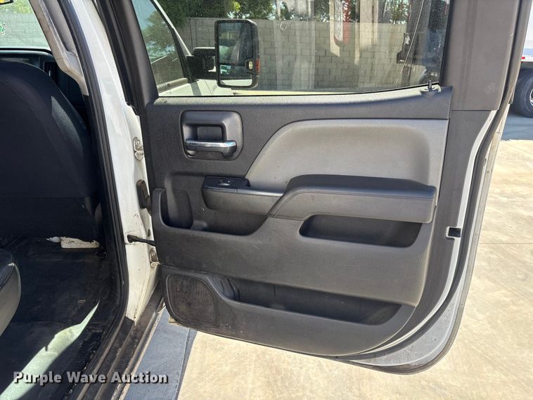 image for item ER7605 2016 Chevrolet Silverado 2500HD Crew Cab flatbed pickup truck