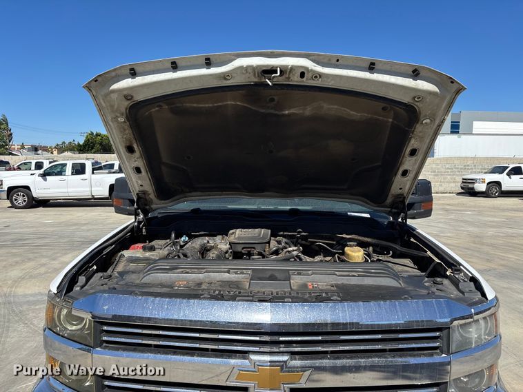image for item ER7605 2016 Chevrolet Silverado 2500HD Crew Cab flatbed pickup truck