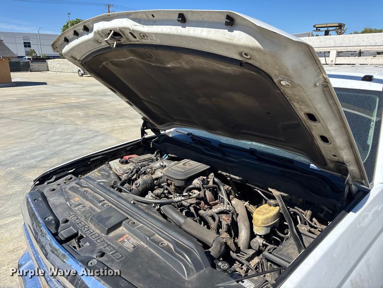 image for item ER7605 2016 Chevrolet Silverado 2500HD Crew Cab flatbed pickup truck