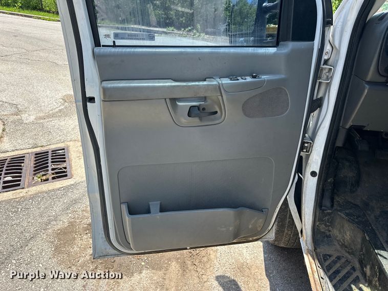 image for item ES6508 2007 Ford E350 utility van