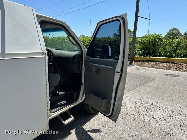 image for item ES6508 2007 Ford E350 utility van