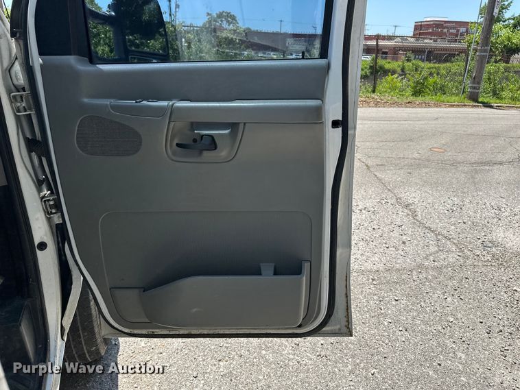 image for item ES6508 2007 Ford E350 utility van