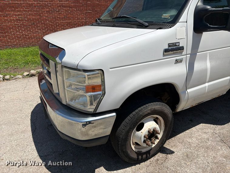 image for item ES6510 2011 Ford E350 box truck