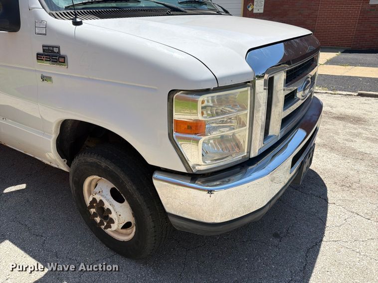 image for item ES6510 2011 Ford E350 box truck
