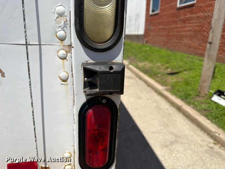 image for item ES6510 2011 Ford E350 box truck