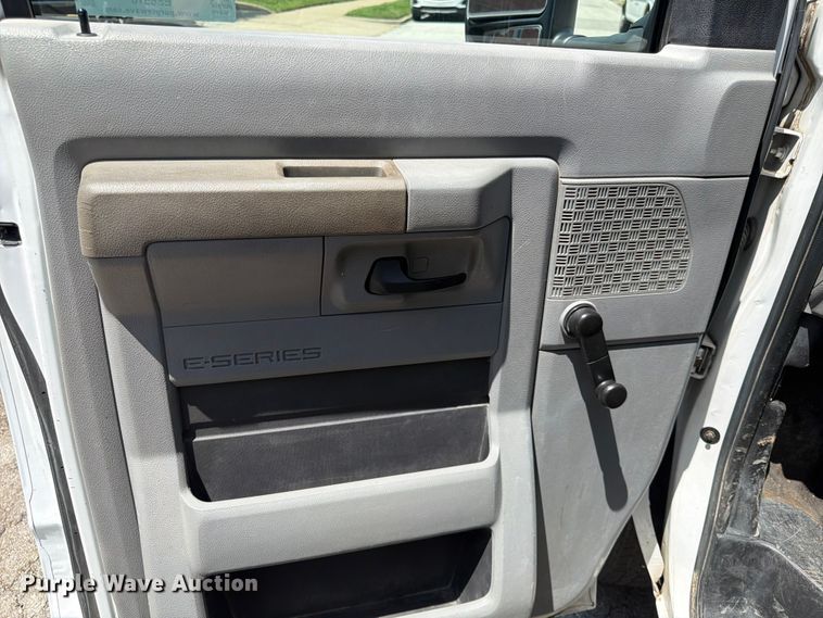 image for item ES6510 2011 Ford E350 box truck