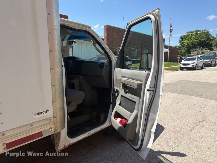 image for item ES6510 2011 Ford E350 box truck