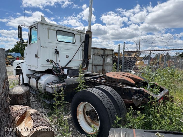 image for item ET0525 1993 White GMC WG truck