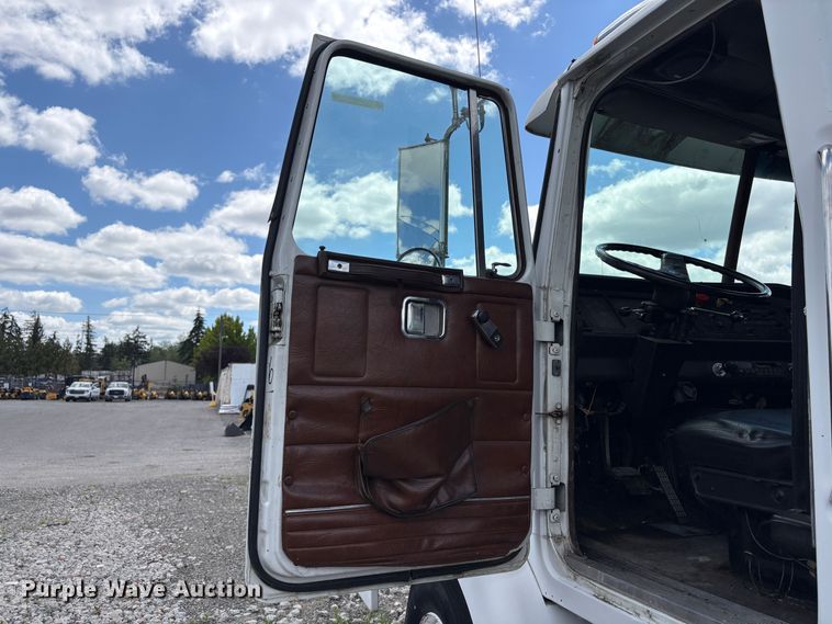 image for item ET0525 1993 White GMC WG truck