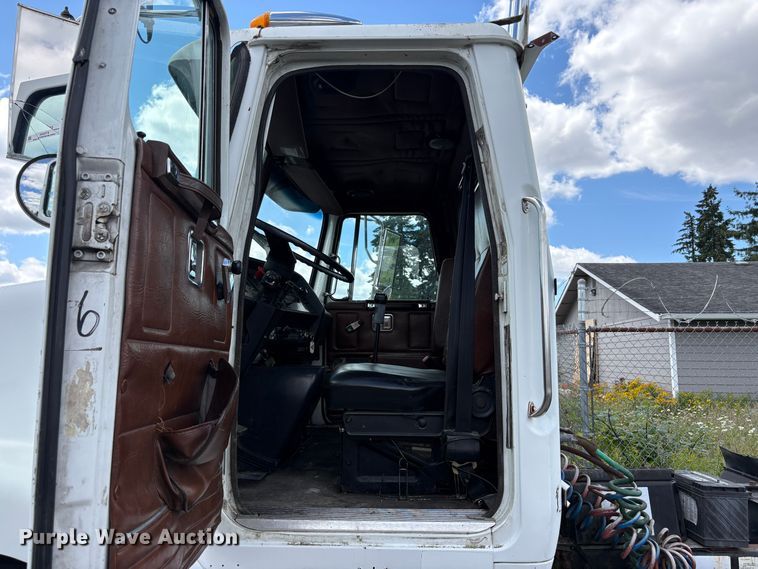 image for item ET0525 1993 White GMC WG truck