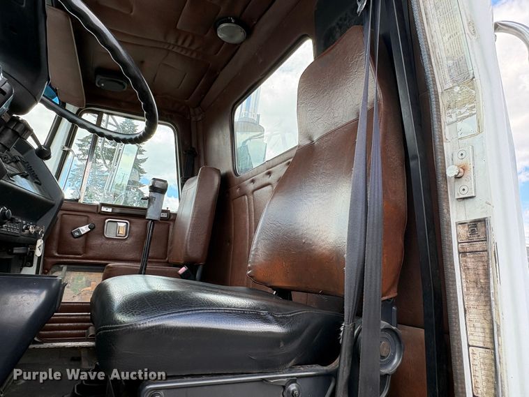 image for item ET0525 1993 White GMC WG truck